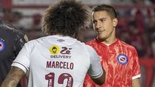 Marcelo durante cumprimento com Luciano Sánchez no começo do jogo