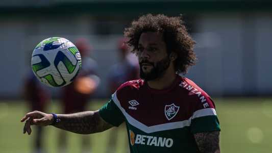 Marcelo em ação no treinamento do Fluminense desta segunda-feira (1); ele deve enfrentar o River Plate