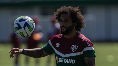 Marcelo em ação no treinamento do Fluminense desta segunda-feira (1); ele deve enfrentar o River Plate