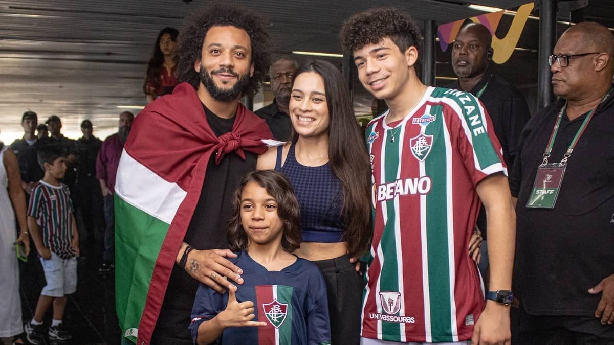 Fluminense: Marcelo chega ao Rio e faz festa com torcedores