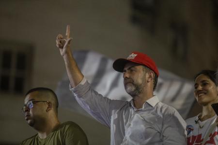 Marcelo Freixo fazendo o 'L'