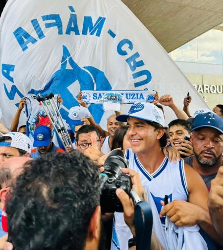 Marcelo Moreno é festejado pela torcida em volta ao Cruzeiro
