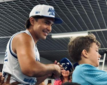 Marcelo Moreno é festejado pela torcida em volta ao Cruzeiro