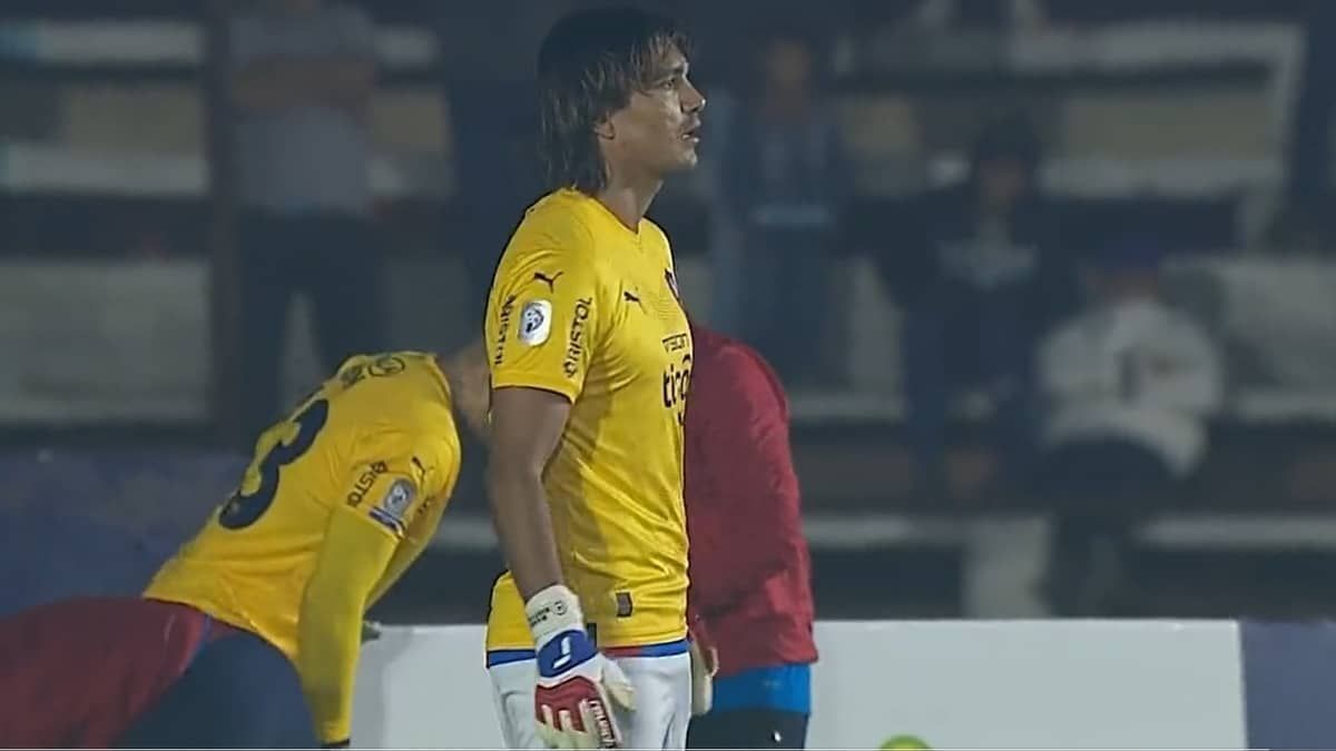 Ex-Cruzeiro, Marcelo Moreno vira goleiro em jogo do Cerro Porteño; assista