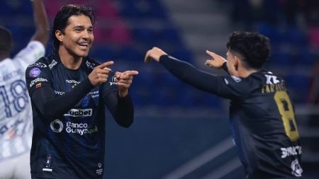 Marcelo Moreno (esq) marcou em sua estreia pelo Independiente del Valle
