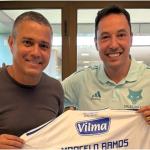 Ídolo do Cruzeiro visita delegação em Salvador recebe presente de Pedro Junio