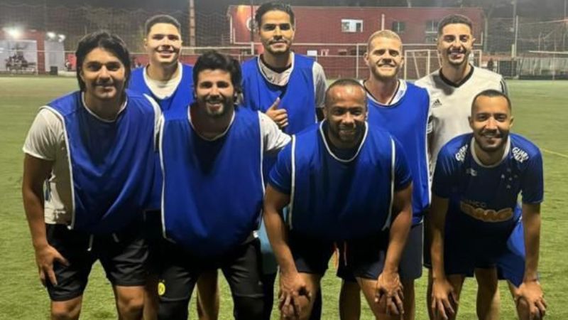 Marcelo Moreno joga pelada com torcedores do Cruzeiro em BH