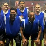Marcelo Moreno joga pelada com torcedores do Cruzeiro em BH