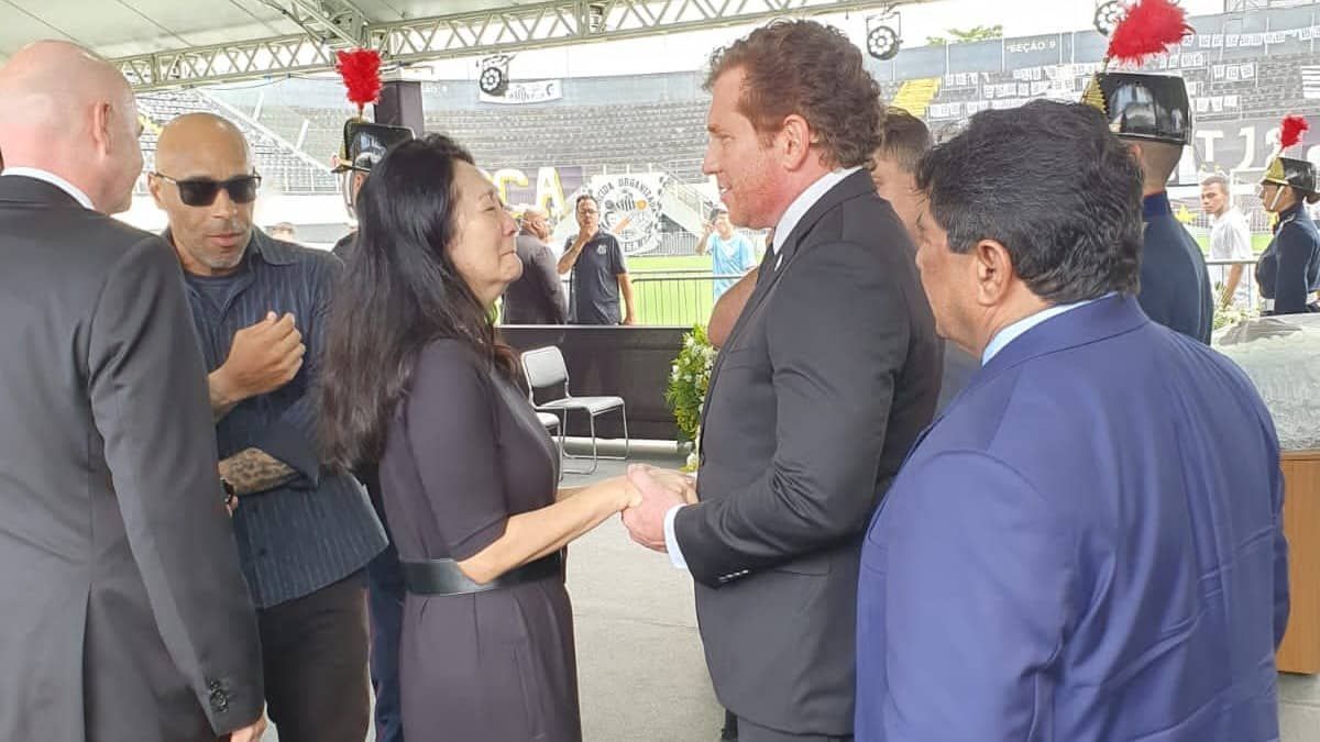 Viúva de Pelé se emociona ao receber condolências de presidente da Conmebol