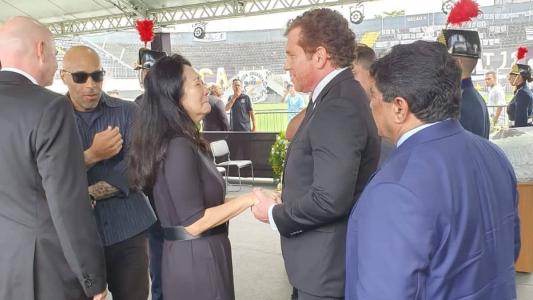 Márcia Aoki conversa com o presidente da Conmebol, Alejandro Dominguez