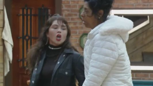 Márcia Fu segura Nadja durante confusão