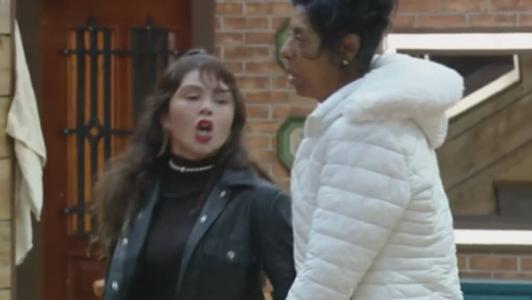Márcia Fu segura Nadja durante confusão