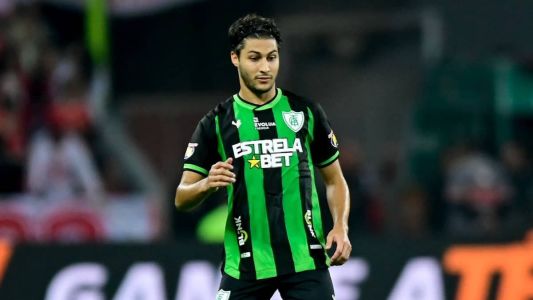 Marcinho durante partida entre Internacional e América válida pela Copa do Brasil