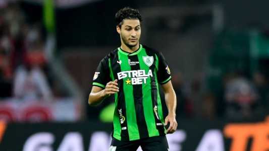 Marcinho durante partida entre Internacional e América válida pela Copa do Brasil