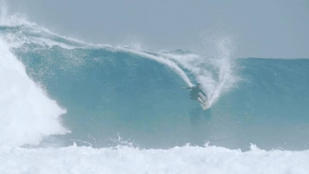 Surfista brasileiro de ondas gigantes morre após queda em Nazaré 
