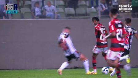 Márcio Rezende confirmou que Bruno Henrique sofreu falta no início da jogada do gol do Atlético