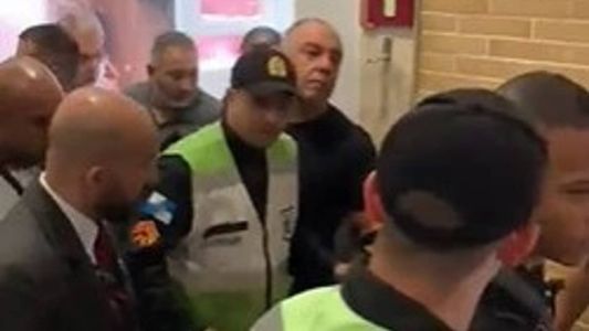 Marcos Braz foi hostilizado por torcedores em saída de loja de joias, em shopping do Rio