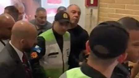 Marcos Braz foi hostilizado por torcedores em saída de loja de joias, em shopping do Rio