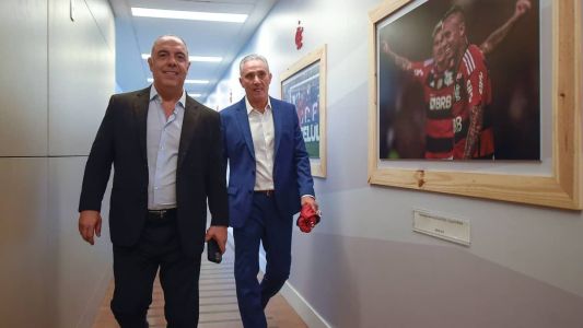 Marcos Braz, VP de futebol, e Tite nos corredores do Ninho do Urubu