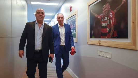 Marcos Braz, VP de futebol, e Tite nos corredores do Ninho do Urubu