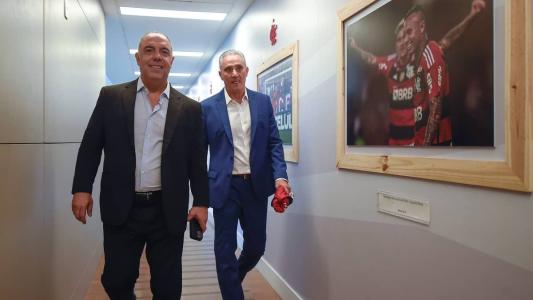 Marcos Braz, VP de futebol, e Tite nos corredores do Ninho do Urubu