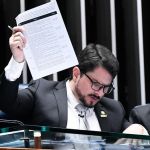 Na volta ao Senado, Marcos do Val diz que polícia queria 'pen drive laranja' e que buscas quase renderam 'divórcio'
