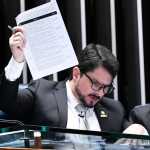 Na volta ao Senado, Marcos do Val diz que polícia queria 'pen drive laranja' e que buscas quase renderam 'divórcio'