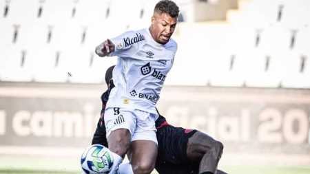 Marcos Leonardo marcou o gol de empate do Santos contra o Athletico-PR