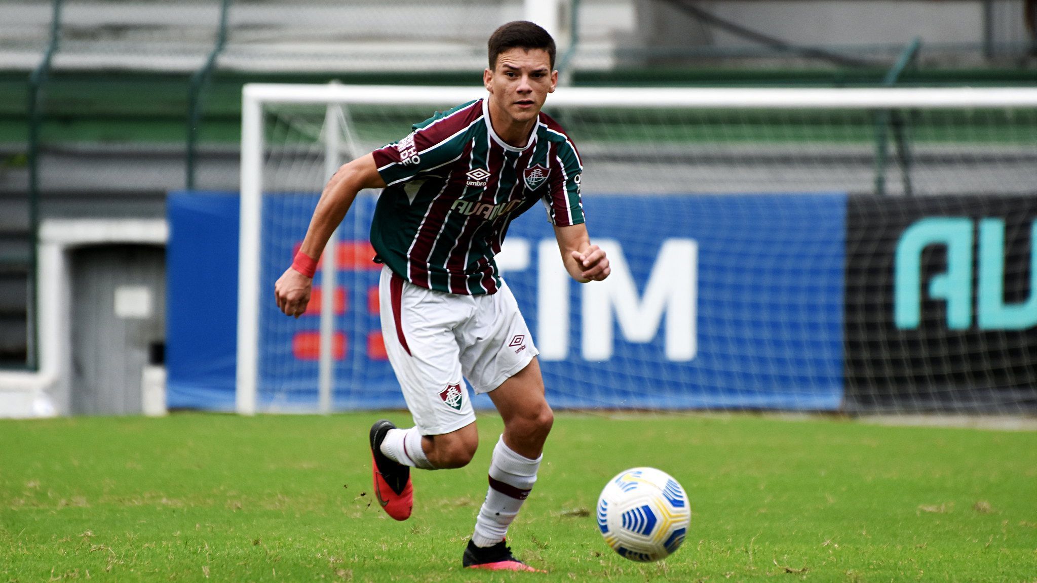 Fluminense encaminha empréstimo de jovem lateral-esquerdo para o Tombense