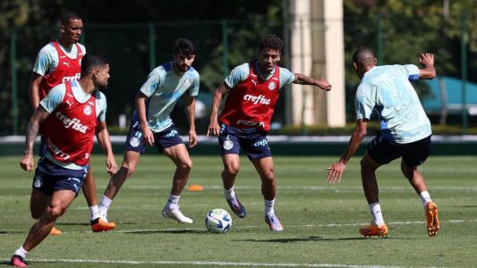Marcos Rocha treinou com os companheiros em atividade do Palmeiras nesta quinta (25)