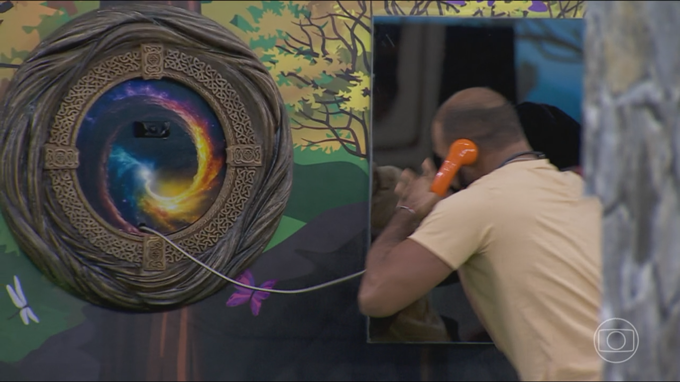 BBB 24: veja o momento em que Marcus Vinicius atende ao Big Fone