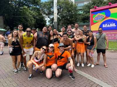Grupo de amigos curte o Bloco da Luzita, estreante no Carnaval de BH