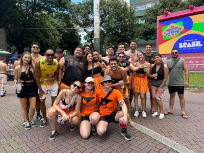 Grupo de amigos curte o Bloco da Luzita, estreante no Carnaval de BH