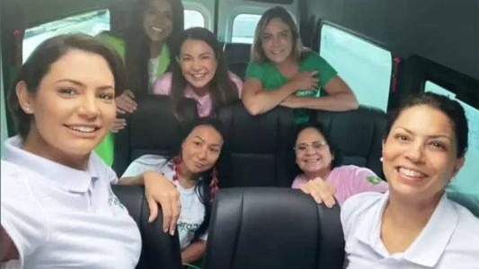 Margarete Coelho (ao fundo, de rosa) participou de evento ao lado de Michelle e Damares Alves