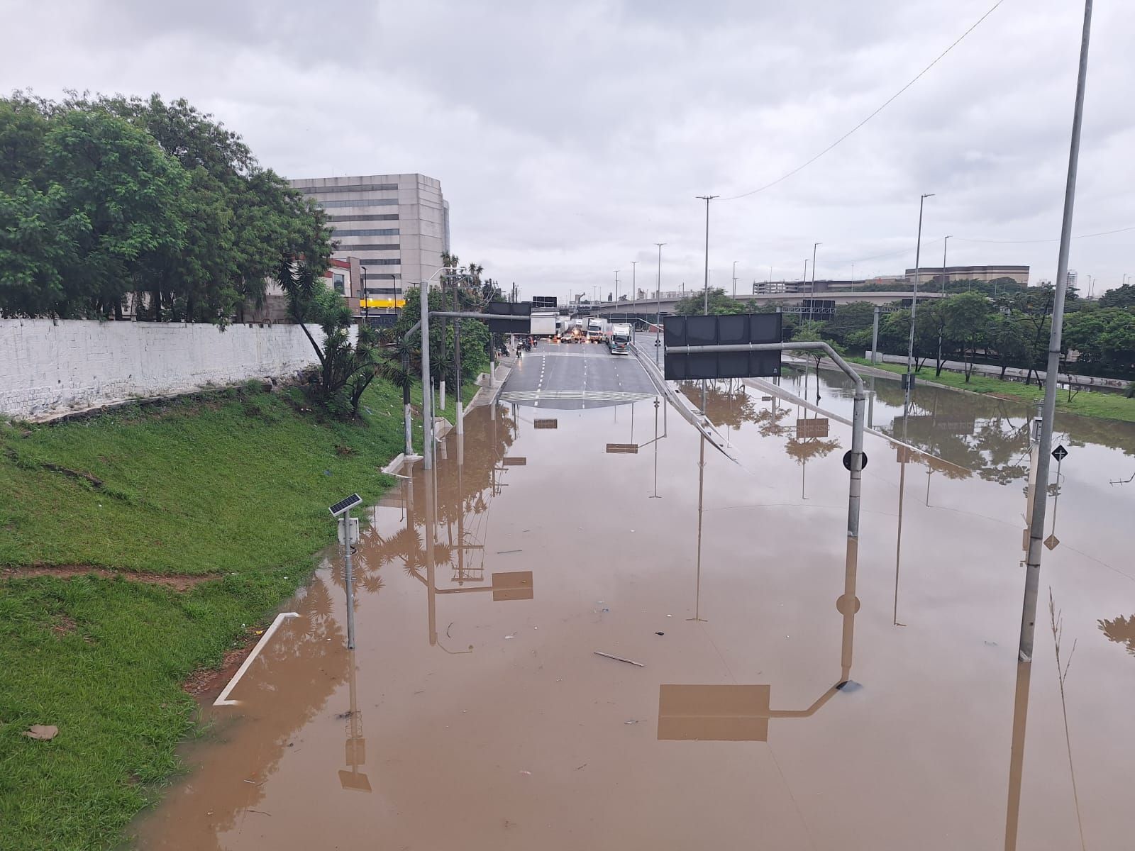 Temporais em SP alagam Marginal Tietê, causam desabamentos e deixam 18 mil moradores sem energia