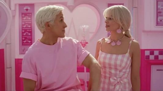 Margot Robbie (Barbie estereotipada) e Ryan Gosling (Ken) numa das melhores cenas do filme