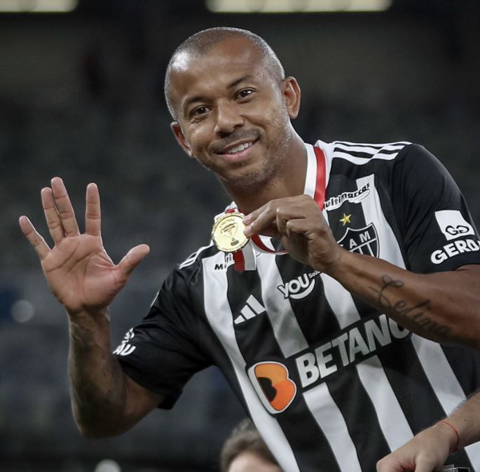Atlético oficializa saída de Mariano e se despede de lateral multicampeão