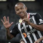 Atlético oficializa saída de Mariano e se despede de lateral multicampeão