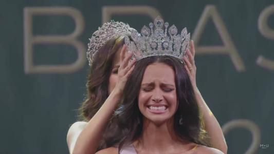 Maria Brechane sendo corada pela Miss Universo Brasil 2022, Mia Mamede
