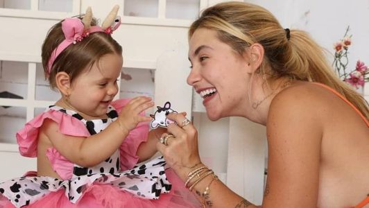 Maria Flor, filha caçula de Virginia e Zé Felipe, e a mãe