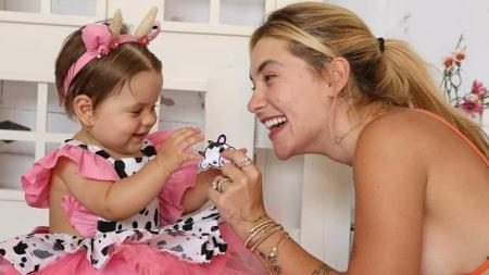 Maria Flor, filha caçula de Virginia e Zé Felipe, e a mãe