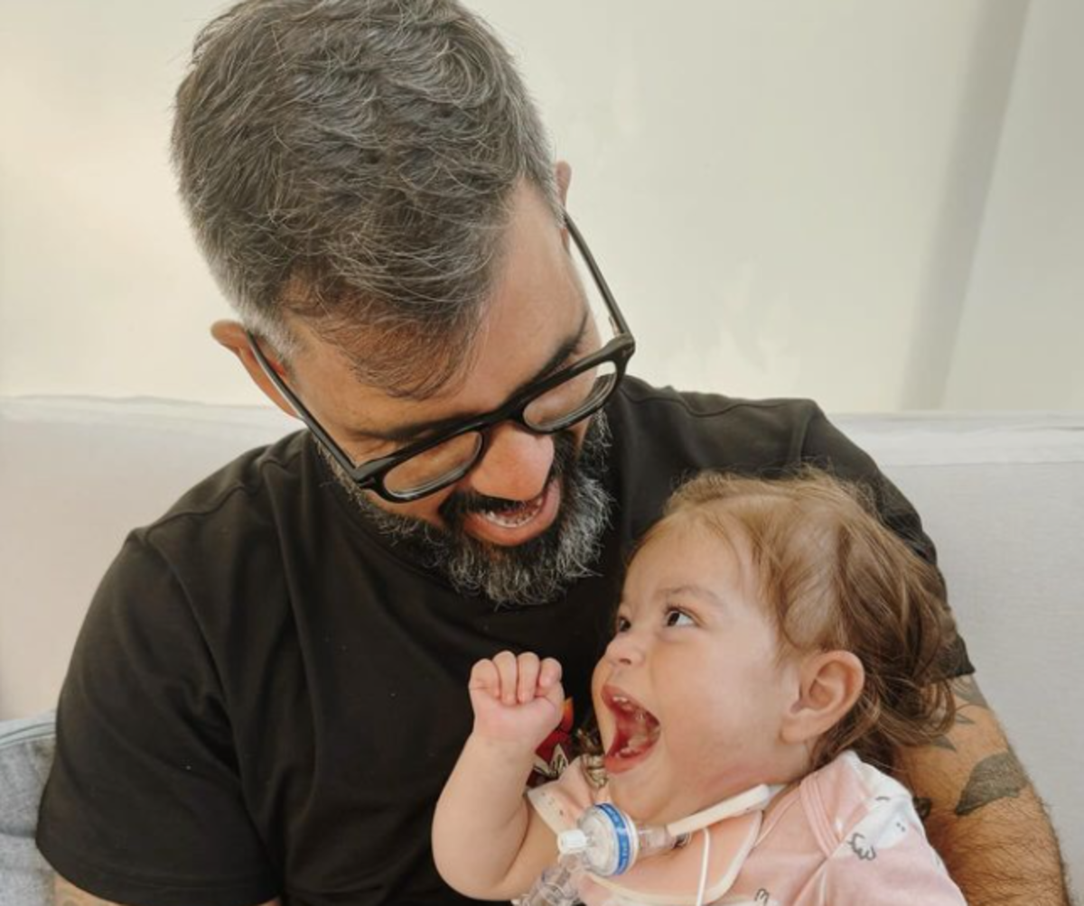 Pai de seis, Juliano Cazarré compartilha sonho para filha com síndrome rara