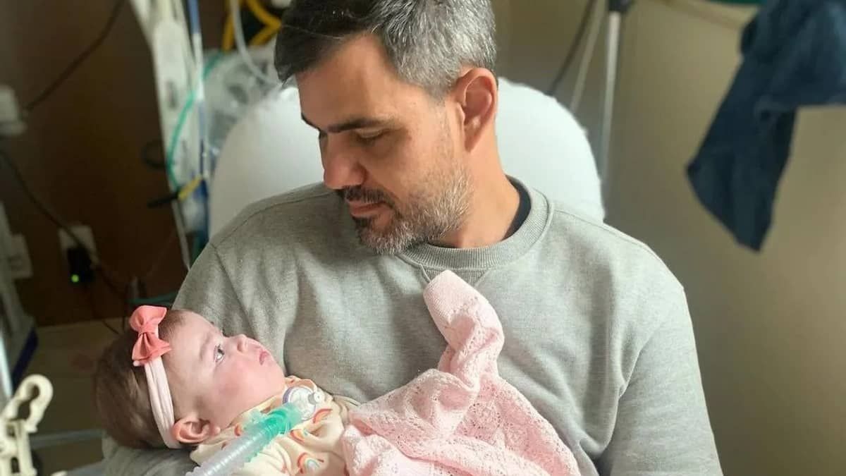 Filha de Juliano Cazarré retorna à UTI após febre e dificuldade respiratória 
