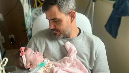 Maria Guilhermina, a filha caçula de Juliano Cazarré, precisou retornar à Unidade de Terapia Intensiva (UIT) no domingo, após sentir febre e dificuldade respiratória