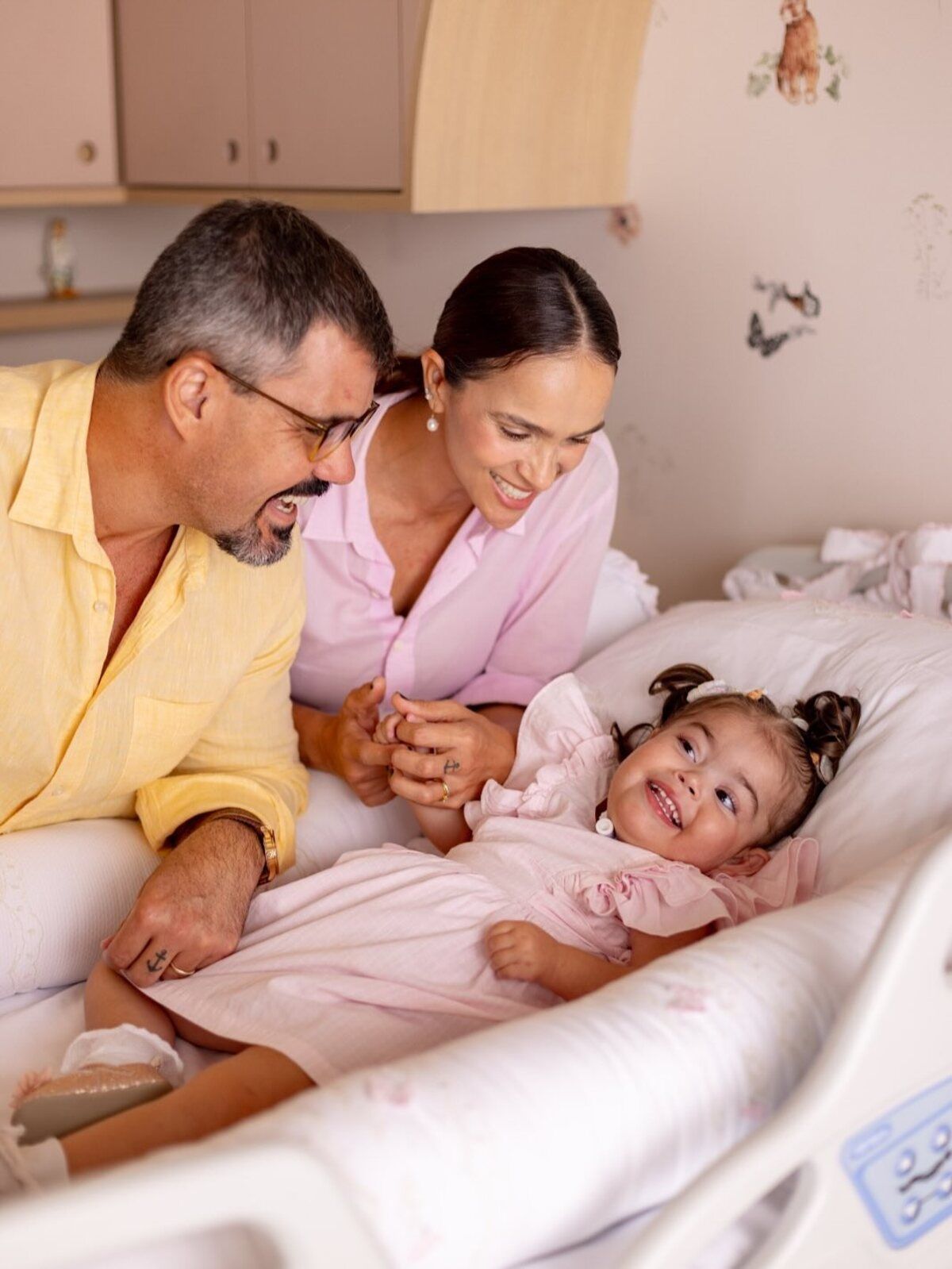Filha do ator Juliano Cazarré ganha quarto funcional e adaptado a seu problema de saúde