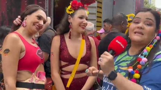 Maria Sabrina, filha de Wando, e Renata Souza, viúva do cantor mineiro, participam de bloco no carnaval de BH