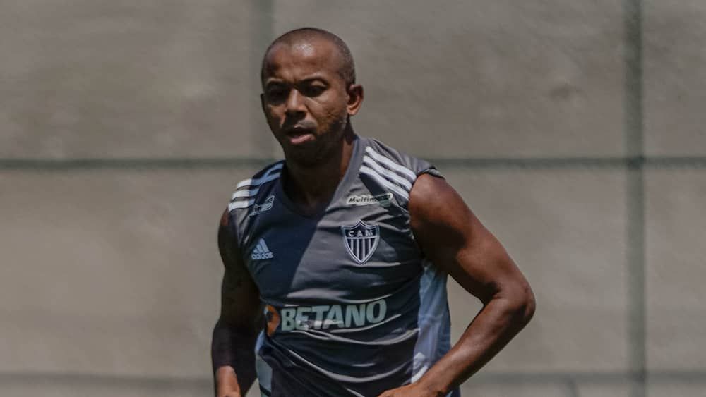 Fora há mais de um mês, Mariano faz trabalho em campo no Atlético