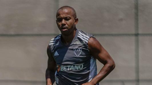 Mariano em corrida em campo na Cidade do Galo