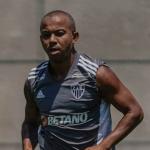 Fora há mais de um mês, Mariano faz trabalho em campo no Atlético