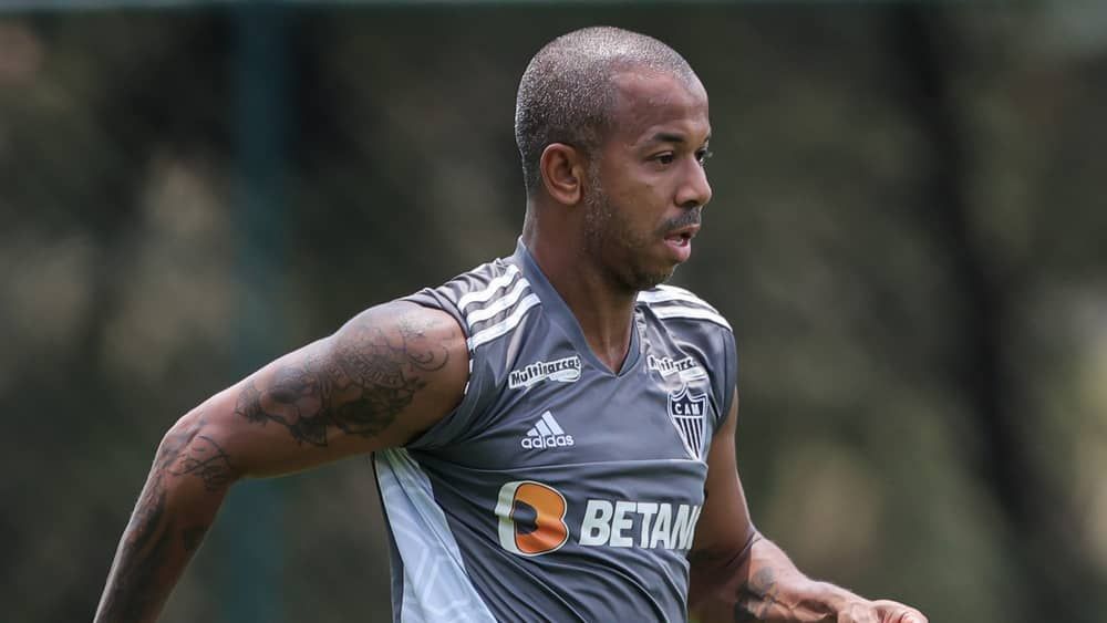 Titular do Atlético evolui em tratamento de lesão e se aproxima de retorno
